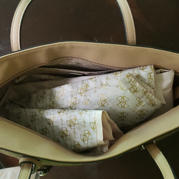 Guess purse - Picture 4 of 6